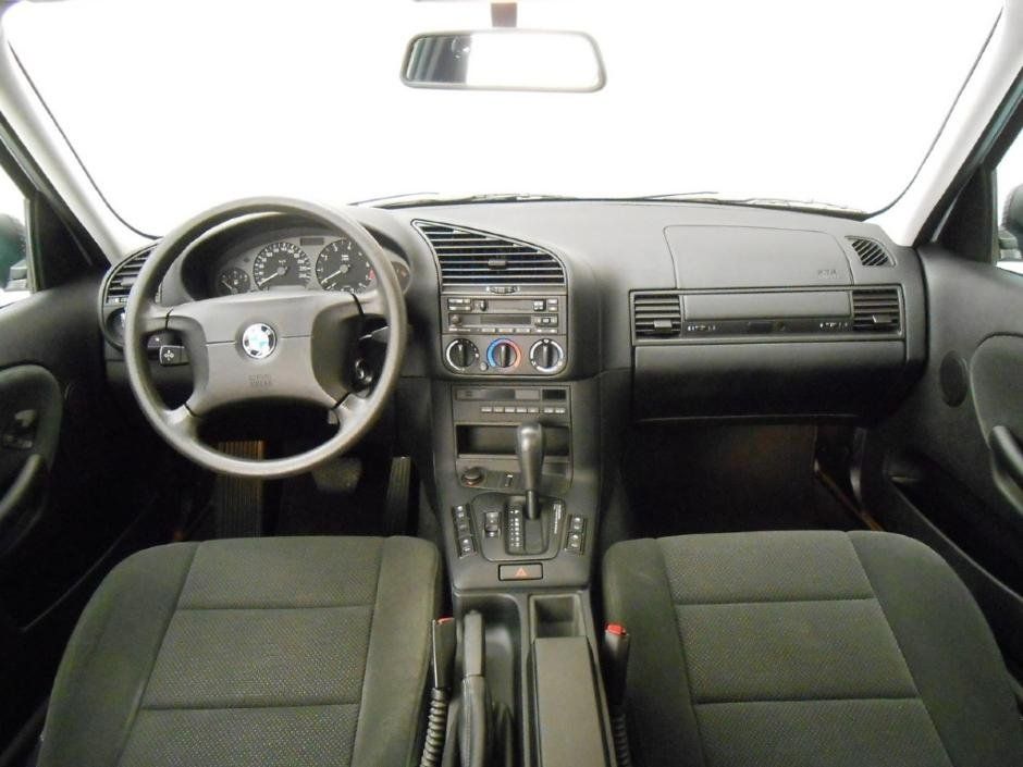 Au uitat un BMW într-un garaj părăsit timp de 20 de ani. Când l-au găsit, s-au CUTREMURAT. Cum era