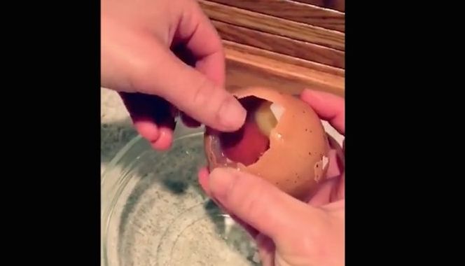 A mers la cuibar şi a luat oul ce tocmai fusese ouat. L-a spart şi... ŞOC! Ce a găsit în el