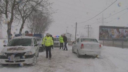 Accident rutier în Capitală, din cauza ninsorii. Traficul este îngreunat