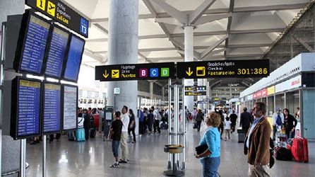 Români blocați pe aeroportul din Malaga.