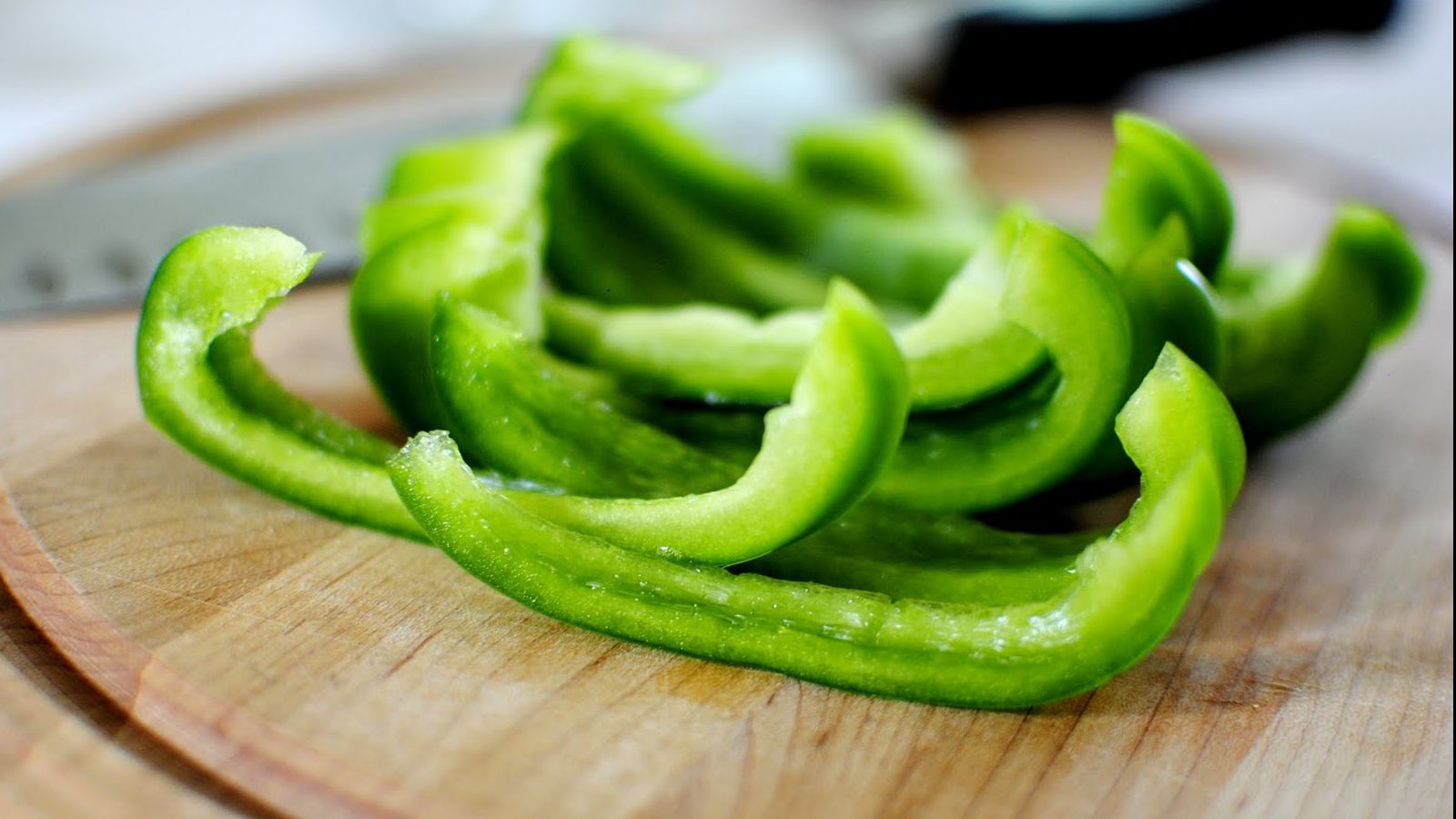 A tăiat un ardei cumpărat din supermarket. Ce a găsit înăuntru a uimit-o