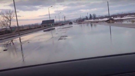 "S-a înmuiat asfaltul, unde-i groapă punem apă"!Cum arată drumul unde şoferii se simt ca la Veneţia 