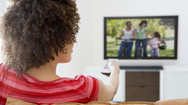 Care este distanţa optimă faţă de televizor. Specialiştii vin cu sfaturi 