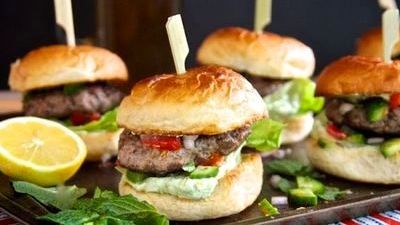 A cumpărat burgeri pentru copiii ei, dar când a ridicat chifla a înlemnit! Viermii mişunau pe carne