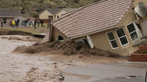 Inundațiile teribile din California obligă localnicii să se mute sub cerul liber 