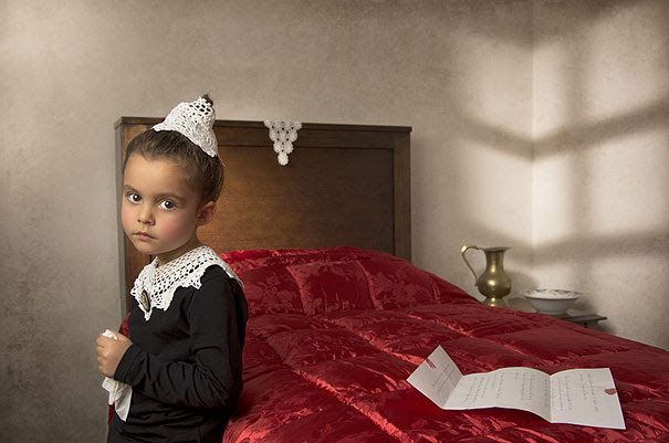 Un tată şi-a fotografiat fiica de cinci ani în ipostaze neașteptate! Imaginile au devenit virale