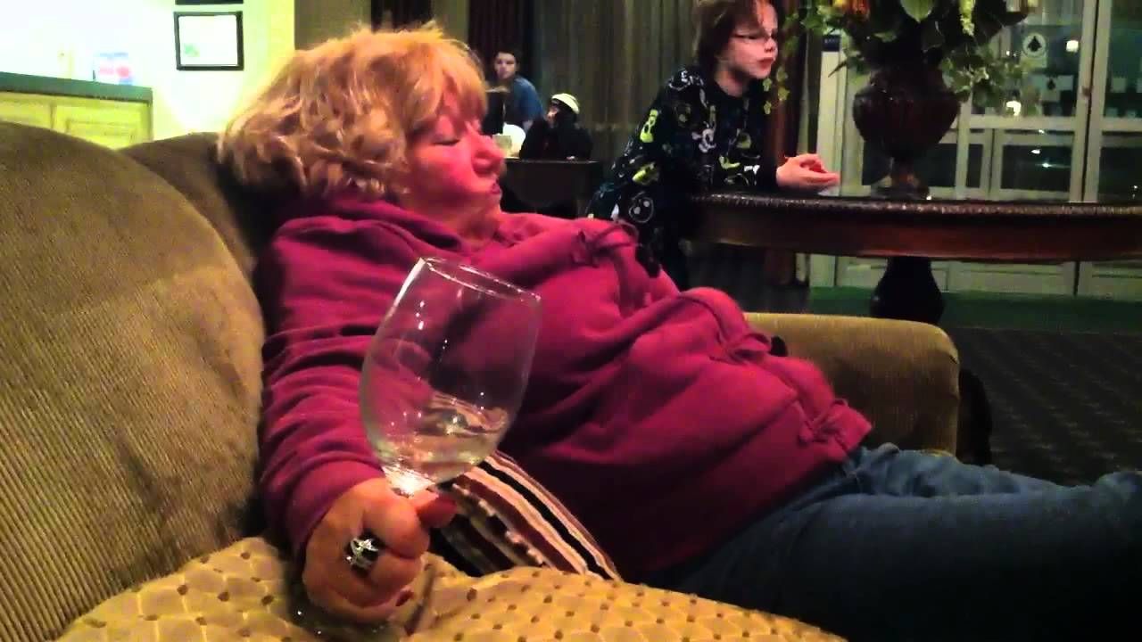 Sună a banc, dar e 100% real. O femeie beată a găsit o "bombă" şi a luat-o acasă - ce a urmat
