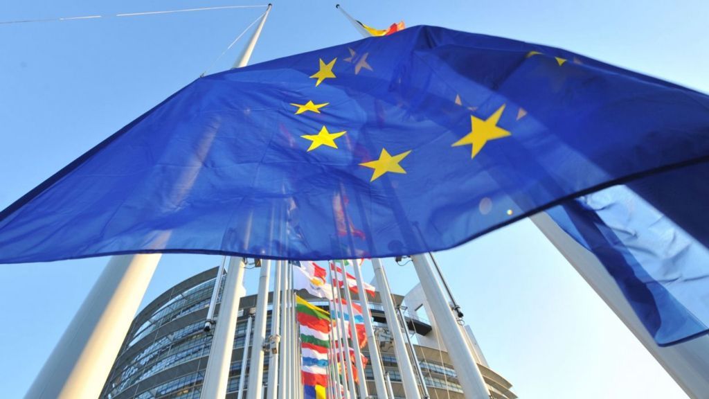 Guvernul anunță că va consulta Comisia Europeană pentru modificarea codurilor penale