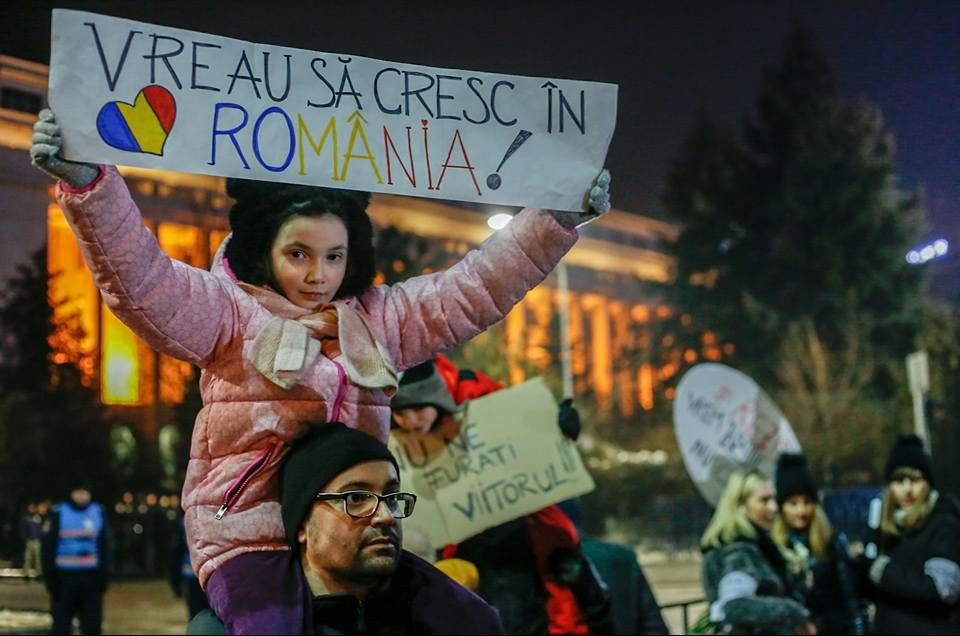 GALERIE FOTO. Copiii de la protestul din Piața Victoriei și emoția lor: ”Nu ne furați viitorul!”