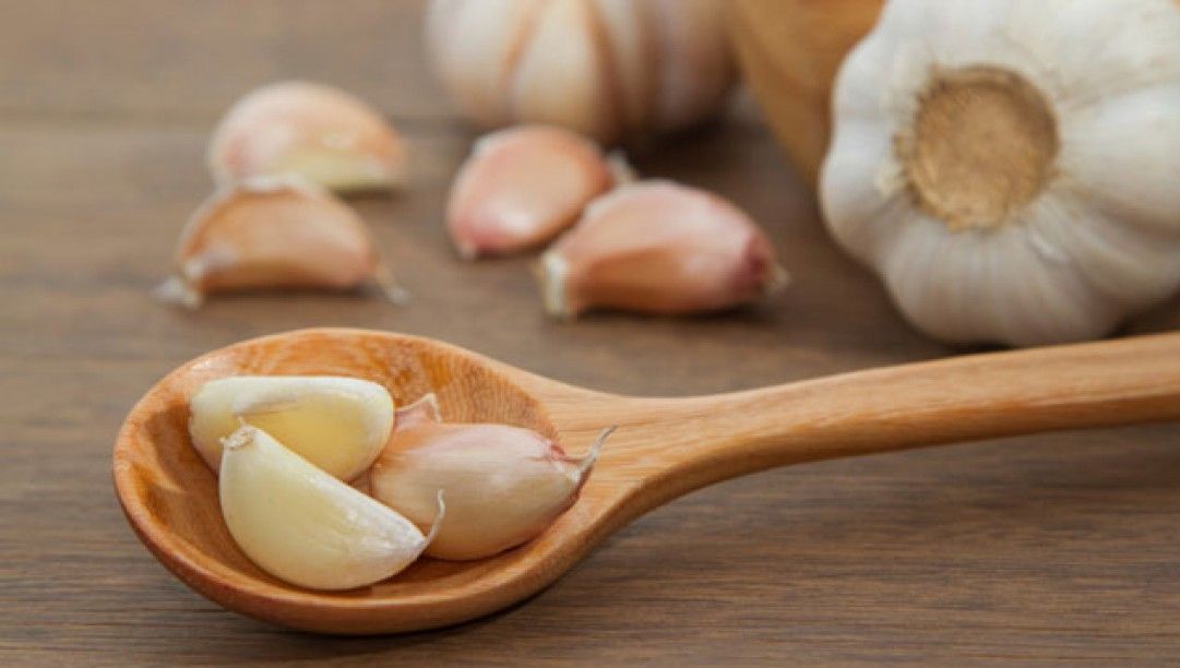 Ce se întâmplă dacă aplici usturoi tocat pe tălpile picioarelor. Este de-a dreptul incredibil!
