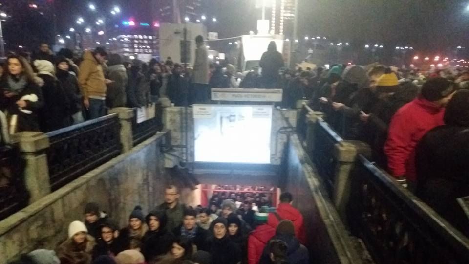 Metroul nu mai opreşte la Piaţa Victoriei şi Aviatorilor. Decizia METROREX a înfuriat oamenii