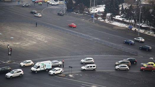 Imaginea zilei: cum a început VINERI PROTESTUL - primul protestatar, singur în piaţă de dimineaţă