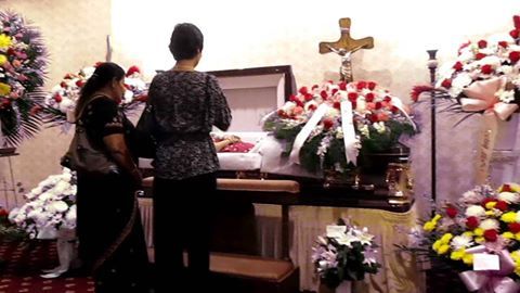 De ce se pun, de fapt, monede pe ochii morţilor. Semnificaţia acestui obicei te va lasă mască