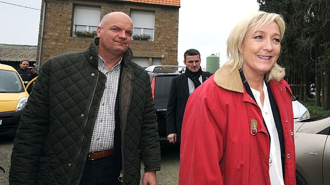Lovitură pentru Le Pen: garda sa de corp şi şefa de cabinet, REŢINUŢI de poliţie. E implicată şi ea