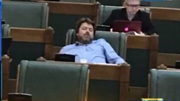 Senatorul USR care doarme în plen dă explicaţii pentru al doilea episod