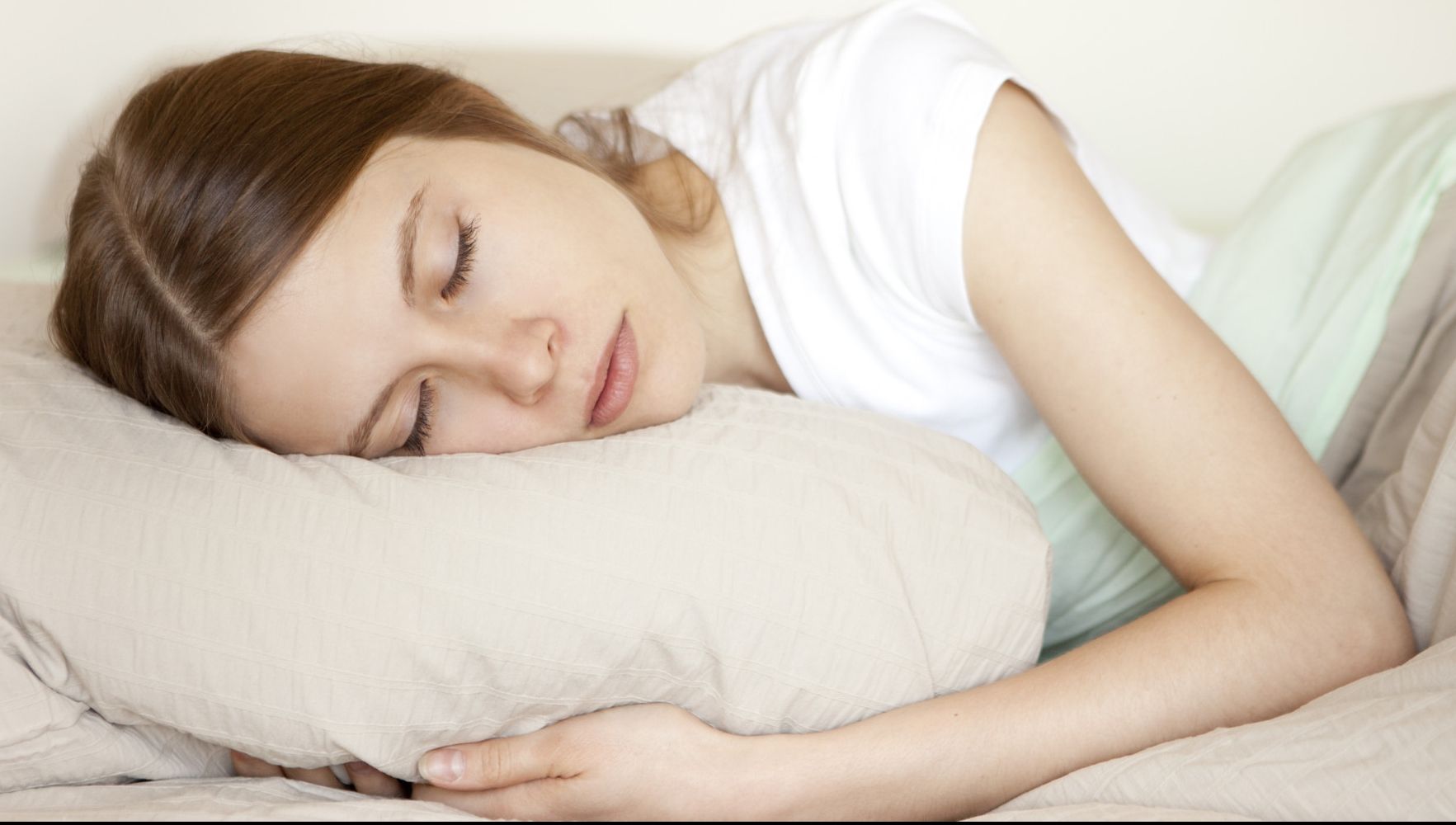 Dormi cu capul pe pernă? Cum te-ar putea îmbolnăvi acest obicei