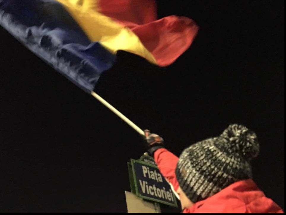 Incident în Piaţa Victoriei. Un tănăr a fost bătut de alţi trei bărbaţi