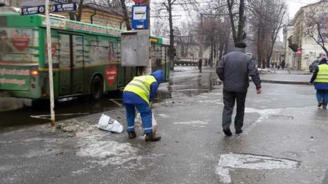 Soluţia autorităţilor pentru poleiul de pe trotuare: Câte un pumn de sare pentru fiecare trecător 