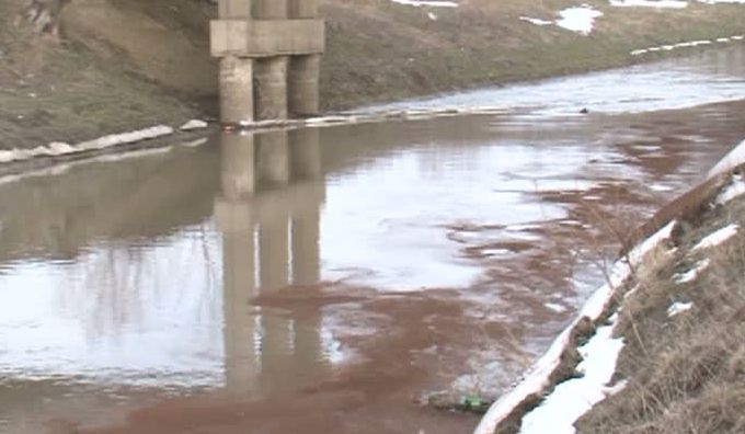 ALERTĂ de poluare pe mai multe râuri din estul ţării
