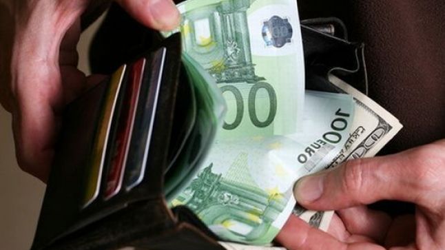 Un bucureştean a găsit un portofel la mall. S-a uitat în el şi a fost ULUIT!Al cui era.A primit 400$