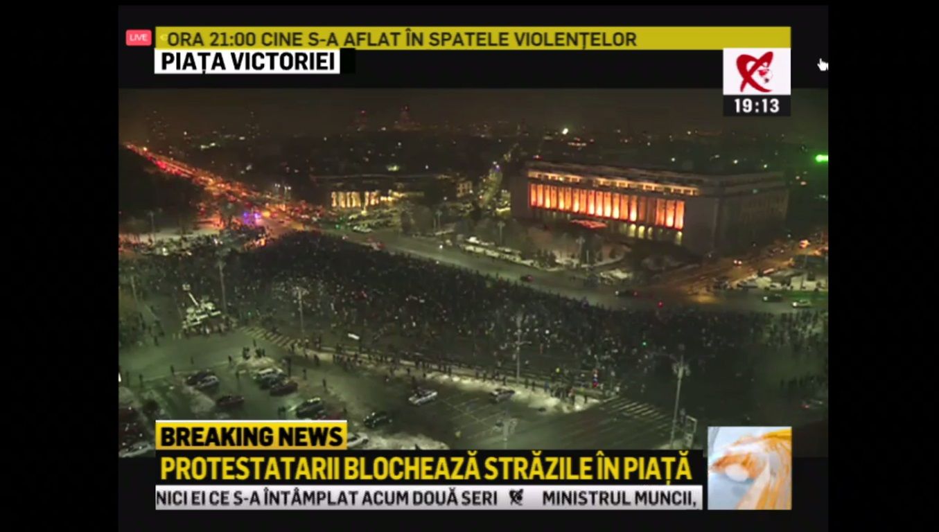 A treia zi de proteste în Bucureşti: 100.000 de români au ieşit, joi, în Piaţa Victoriei