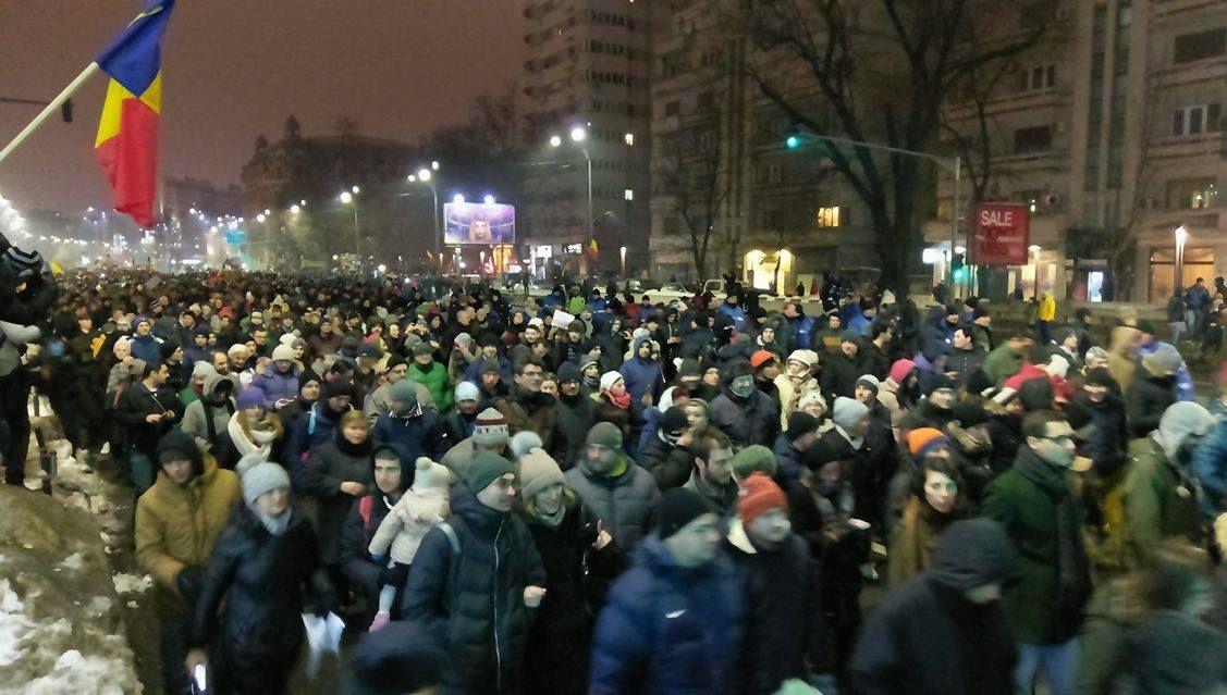 Test de rezistență în Piața Victoriei, pe un ger siberian. 5.000 de oameni, la minus 8 grade