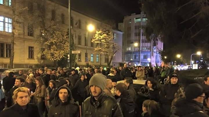 INCIDENT în timpul protestului din Brașov: Geamul Prefecturii a fost spart de manifestanți