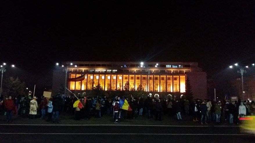 A 18-a zi de proteste! 500 de oameni au cântat imnul național în Piața Victoriei