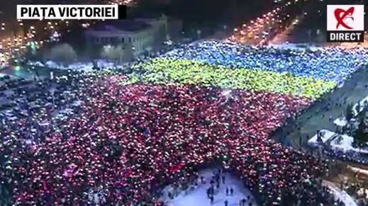 De 13 zile în stradă pentru OUG 13. Cel mai mare tricolor uman în Piața Victoriei