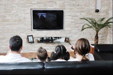 La ce distanță trebuie să stăm de televizor?