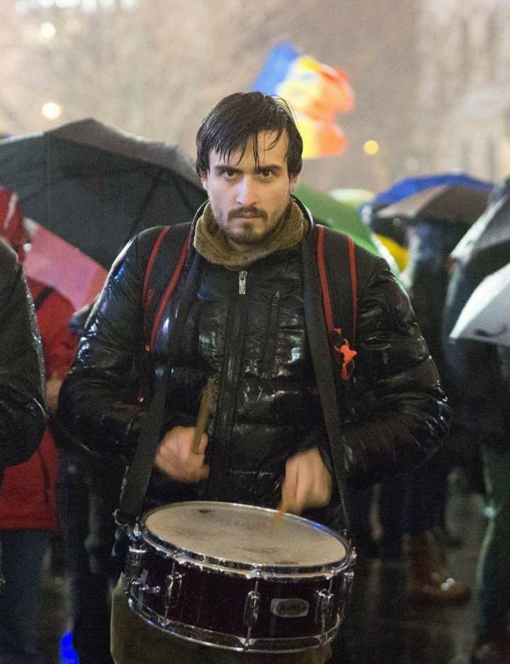 A 20-a zi de proteste în Piaţa Victoriei. Fotografia virală: medic rezident, după 24 de ore de gardă