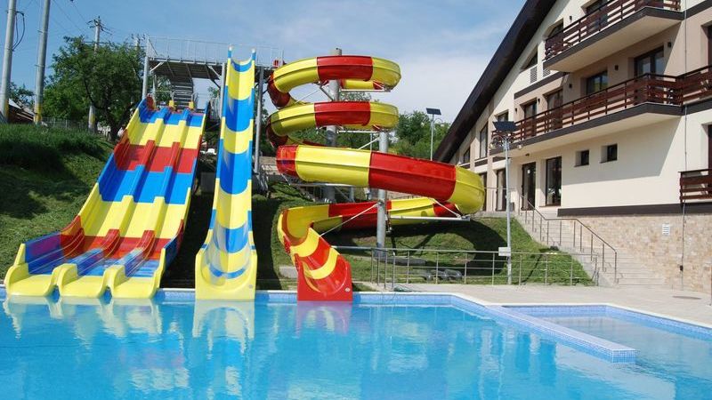 Piscină cu tobogan. Poză arhivă