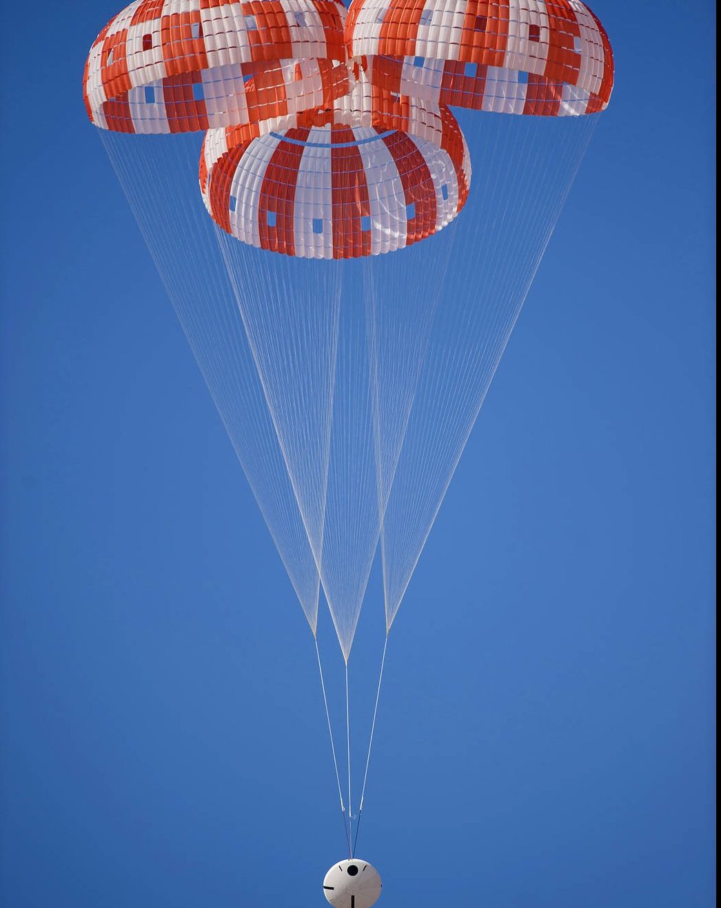 NASA a testat cu succes un nou sistem de parașute pentru frânare