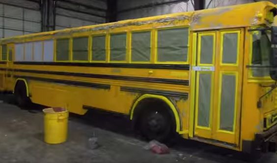 Au copii mici şi nu-şi permit o casă sau chirie. Au luat un autobuz vechi şi l-au făcut locuinţa lor