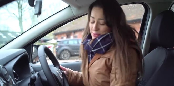 Cum arată cea mai nouă Dacie Sandero cu volan pe partea dreaptă. Ce spun britanicii