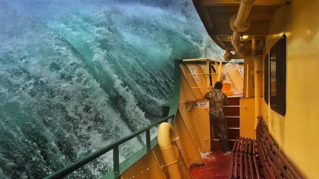 A făcut câteva fotografii în timpul unei furtuni pe mare, iar rezultatul face înconjurul lumii