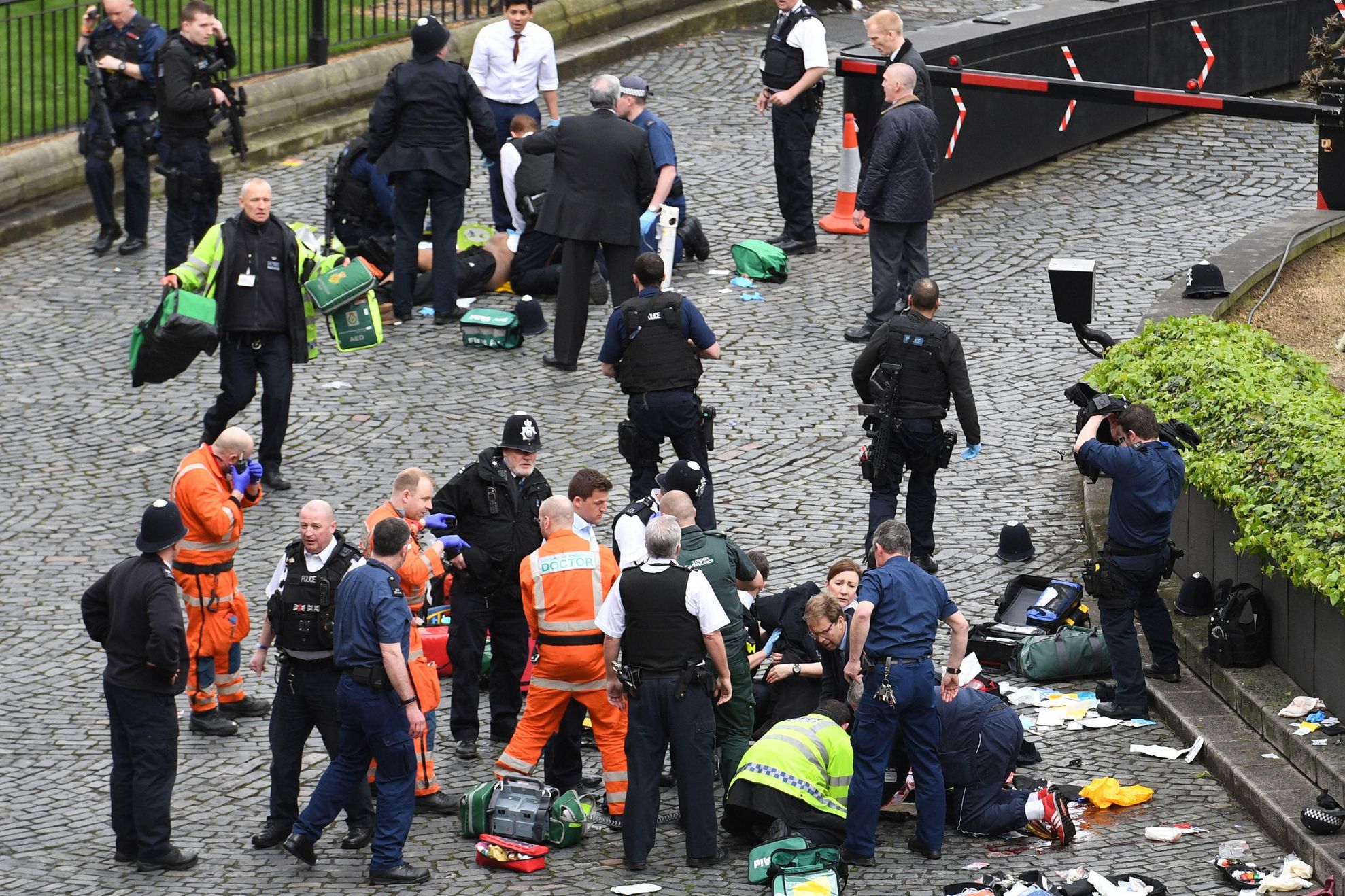 Atac terorist la Londra, lângă Parlament. Patru oameni au murit; 40 de răniți, între care doi români