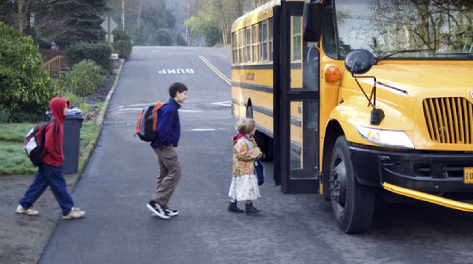 Mama a primit un bilet de la şoferul care îi ducea copiii la şcoală. L-a citit şi i-au dat lacrimile