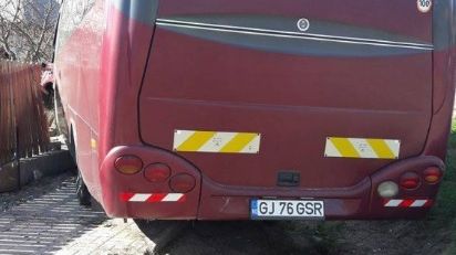 Un autocar cu 30 de pasageri a intrat într-un șanț, la Bunești, Vâlcea