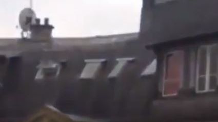 Imagini incredibile. Cum a fost surprins un bărbat, după ce a ieșit pe geam fugind de soțul iubitei