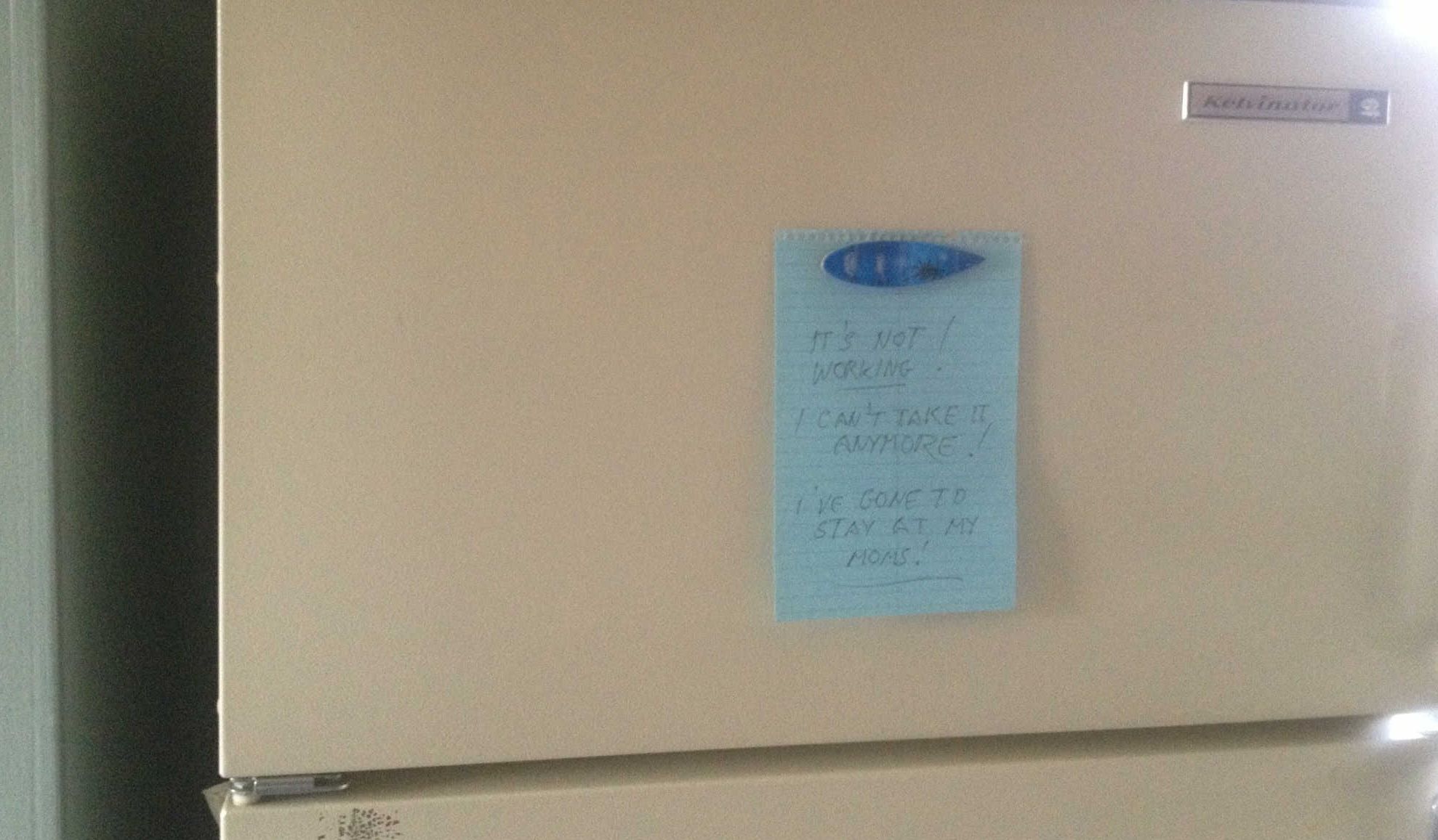 Au găsit un bileţel pe frigider de la foştii proprietari. Scrisoarea te va emoţiona 