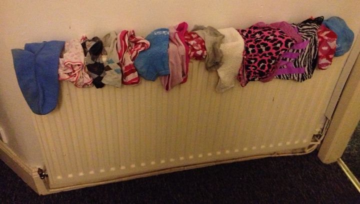 Atenţie! Nu usca niciodată rufele în casă, pe calorifer! Uite ce boli teribile poți să faci