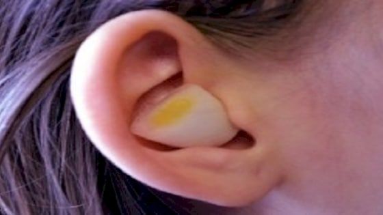 Şi-a pus ceapă în ureche pe timp de noapte! Este miraculos ce efecte poate avea