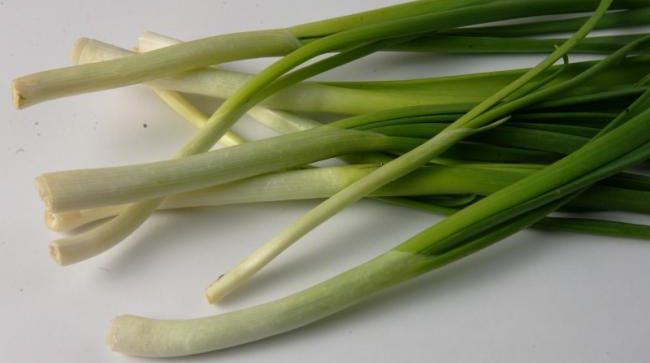 Pericolul ascuns din ceapa şi usturoiul verde. Nu le mai mânca dacă...