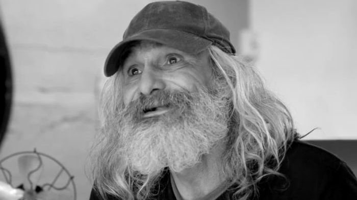 Transformarea spectaculoasă a unui cerşetor! A ajuns de pe străzi în lumina reflectoarelor