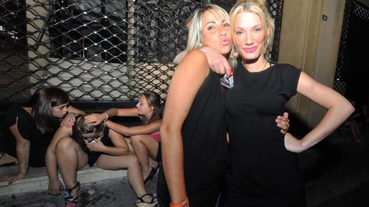 Imaginile dezmăţului! Transformarea ruşinoasă a tinerilor după câteva pahare de alcool 