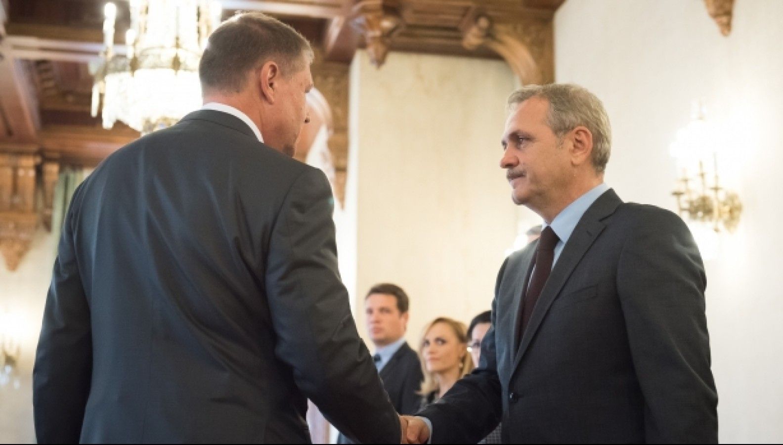 Reacţiile liderilor politici faţă de graţiere. Iohannis: "Semnal total greşit". Dragnea: "Nu susţin"