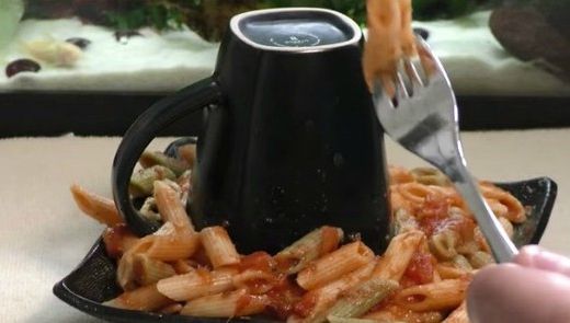 A pus o cană în mijlocul farfuriei înainte să încălzească mâncarea! Efectul este neaşteptat