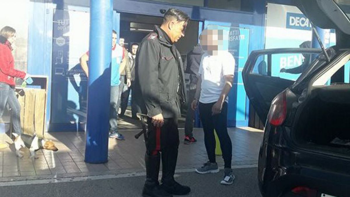 S-a dezbrăcat pe stradă până a rămas gol. Ce-a păţit un moldovean într-un magazin din Italia