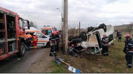 Un microbuz şcolar s-a răsturnat în Hunedoara. 13 elevi au ajuns la spital. Șoferul consumase alcool